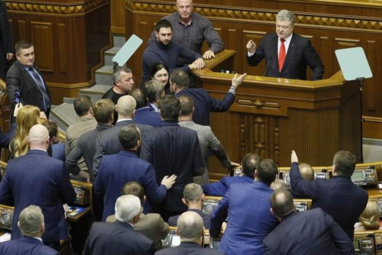 Quốc hội Ukraine thông qua đề xuất áp đặt thiết quân luật