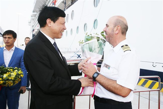 Tàu biển 5 sao đầu tiên cập bến cảng hành khách quốc tế Hạ Long.