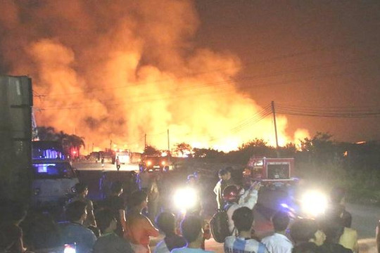 Cháy lớn tại xưởng gỗ, nhiều người hoảng loạn tháo chạy
