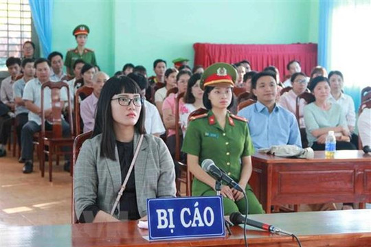 Phạt Huỳnh Thục Vy 2 năm 9 tháng tù giam về tội “xúc phạm Quốc kỳ”