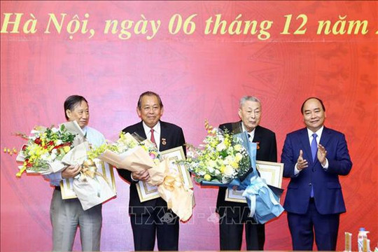 Đồng chí Đồng Sỹ Nguyên nhận Huy hiệu 80 năm tuổi Đảng