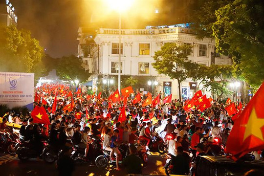 Dòng người đổ ra đường ăn mừng đội tuyển Việt Nam lọt vào chung kết