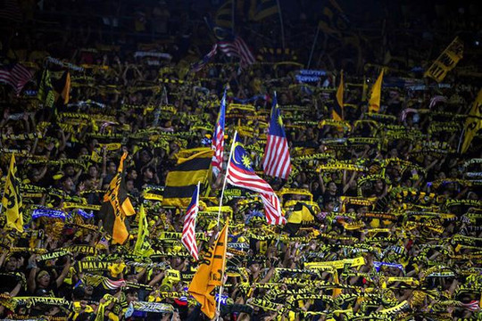 Cổ động viên Malaysia được phát vé vào sân ở trận gặp Việt Nam