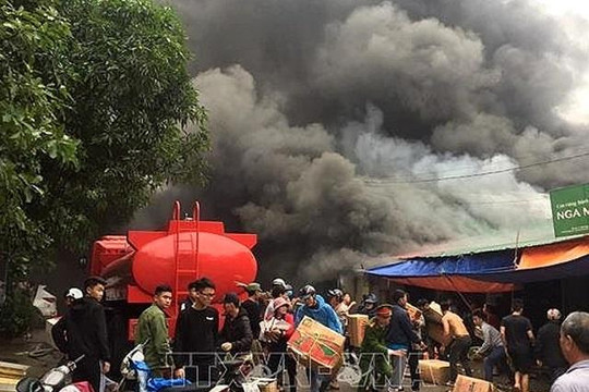 Nghệ An: Cháy lớn ở kho chứa hàng Tết tại chợ Vinh