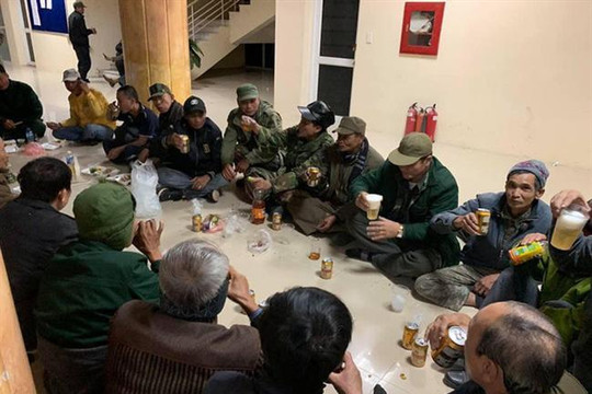 Xưng thương binh, cố thủ đòi mua vé trận Việt Nam - Malaysia, ăn nhậu ngay tại trụ sở VFF
