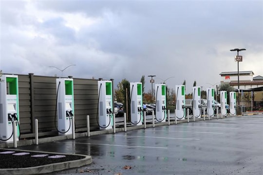 Ô tô điện đã có thể di chuyển 300km với 10 phút sạc