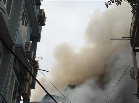 Cháy dữ dội tại quán karaoke trên phố Nguyễn Khiết