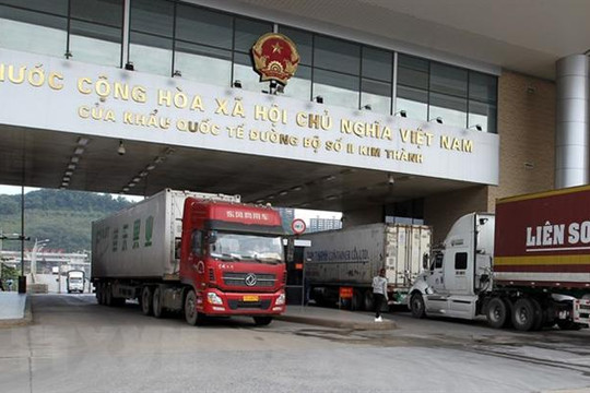 Tấp nập hoạt động xuất nhập khẩu hàng hóa tại cửa khẩu quốc tế Lào Cai
