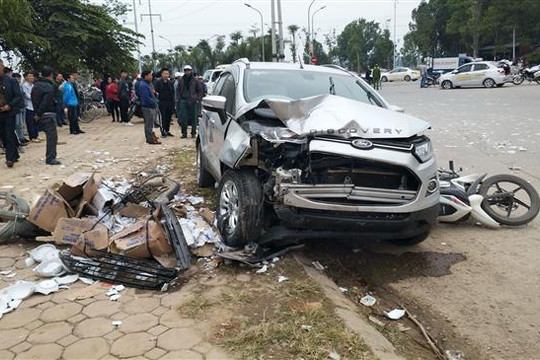 Hà Nội: Tai nạn liên hoàn nghiêm trọng, ít nhất 2 người tử vong