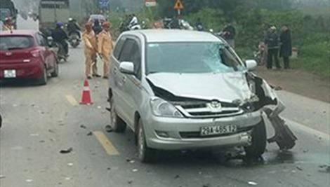 Ô tô lấn làn tông trực diện xe máy tại Hà Nội, hai người tử vong