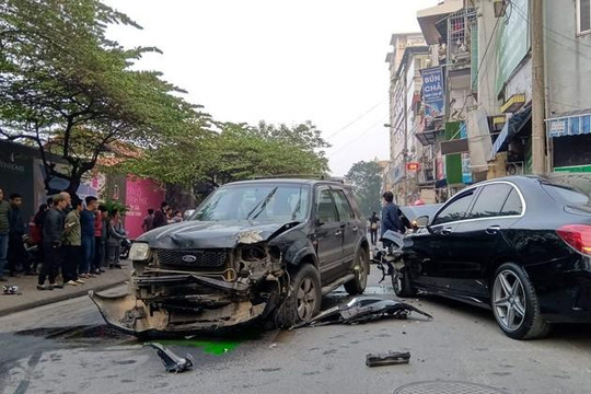 Hà Nội: Ô tô "điên" gây tai nạn liên hoàn, một phụ nữ tử vong