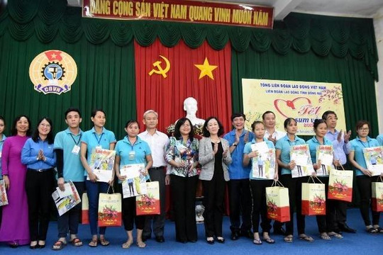 Lãnh đạo Đảng, Nhà nước và TP Hà Nội tặng quà công nhân, hộ nghèo nhân dịp Tết Nguyên đán