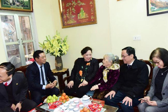 Chủ tịch HĐND thành phố Nguyễn Thị Bích Ngọc chúc Tết các gia đình chính sách