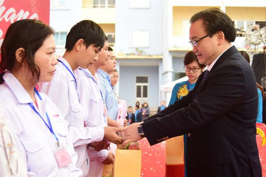 Bí thư Thành ủy Hoàng Trung Hải chung vui Tết sum vầy 2019 với công nhân, lao động