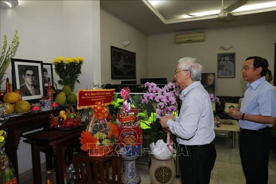 Tổng Bí thư, Chủ tịch nước Nguyễn Phú Trọng thắp hương tưởng niệm đồng chí Nguyễn Văn Linh