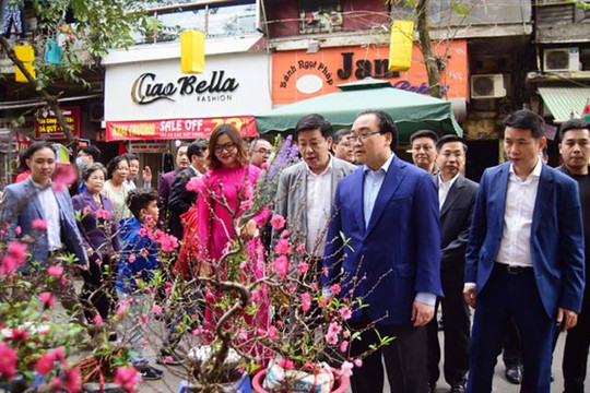 Bí thư Thành ủy Hà Nội tham quan chợ hoa Hàng Lược