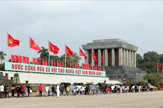 Mùng 2 Tết, người dân xếp hàng vào Lăng viếng Chủ tịch Hồ Chí Minh