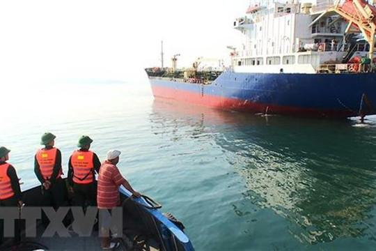 Tiếp nhận 9 thuyền viên của tàu chở gạo gặp nạn trên biển