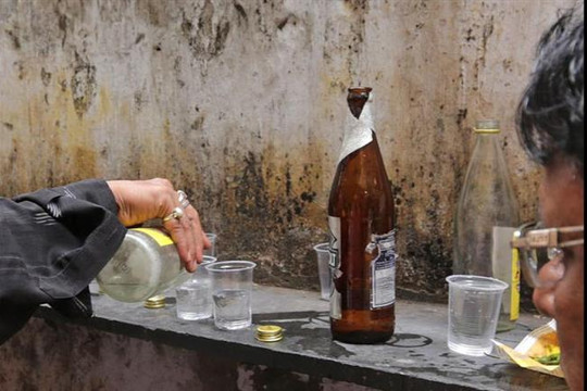 Ấn Độ: 72 người tử vong do uống rượu không rõ nguồn gốc