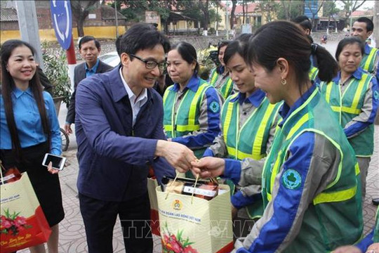 Phó Thủ tướng Vũ Đức Đam thăm, tặng quà người lao động tại Bắc Giang