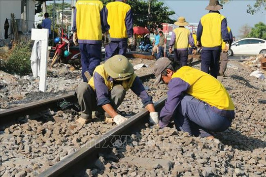 Thông tuyến đường sắt sau vụ tàu khách trật bánh ở Đồng Nai
