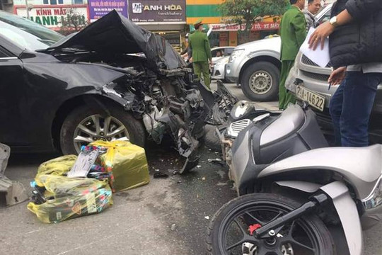 Xe Mazda gây tai nạn liên hoàn trên đường Trường Chinh, ba người bị thương