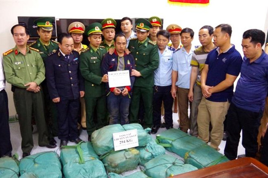 Hà Tĩnh: Bắt giữ đối tượng vận chuyển gần 300kg ma túy tổng hợp