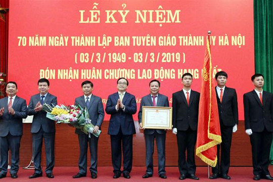 Ban Tuyên giáo Thành ủy Hà Nội đón nhận Huân chương Lao động hạng Nhất