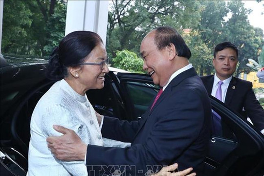 Thủ tướng Nguyễn Xuân Phúc tiếp Chủ tịch Quốc hội Lào