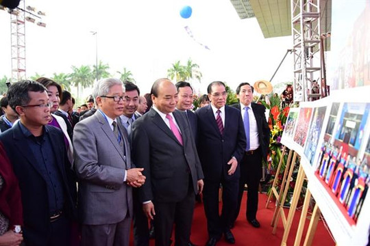 Thủ tướng Chính phủ Nguyễn Xuân Phúc đánh trống khai mạc Hội Báo toàn quốc 2019