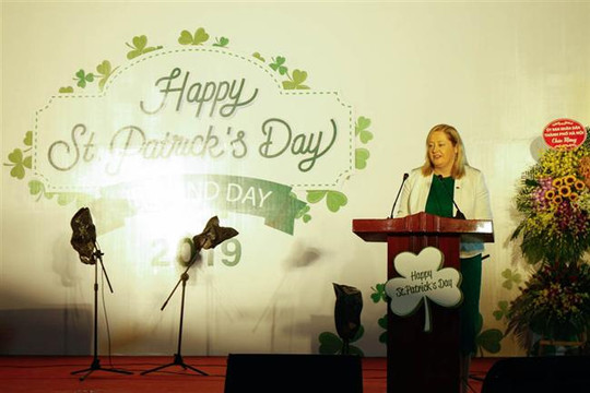 “Nhuộm xanh” Tháp Bút trong ngày hội văn hóa Ireland