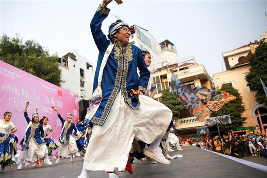 700 nghệ sĩ trình diễn nghệ thuật múa Yosakoi đầy màu sắc tại Lễ hội hoa anh đào