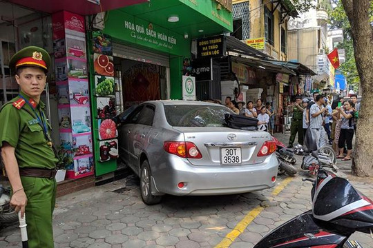 Hà Nội: Kinh hãi nữ tài xế lái "xe điên" lao thẳng vào nhà dân