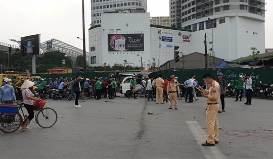 Hà Nội: Nữ tài xế lái Mercedes đâm hàng loạt xe máy ở gầm cầu vượt Mai Dịch