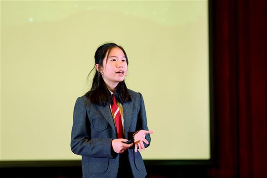 “Cô bé 14 tuổi báo động vấn đề “ô nhiễm ánh sáng” trên sân khấu Tedx”