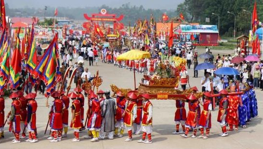 Nghiêm cấm người mặc phản cảm dâng hương tại Lễ hội đền Hùng