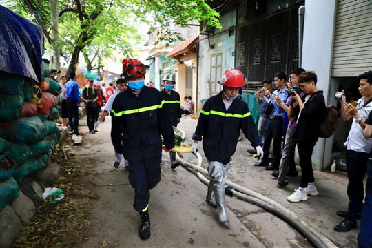 Gần 500 người tham gia dập lửa, cứu nạn trong vụ cháy ở Trung Văn