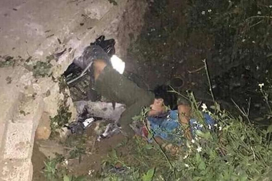Thanh Hóa: Đâm xe xuống cống thoát nước, 3 nam sinh tử vong tại chỗ
