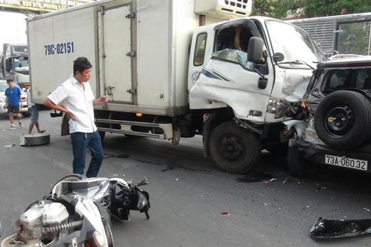 Quảng Bình: Xe tải đâm hàng loạt xe ôtô và xe máy dừng đèn đỏ