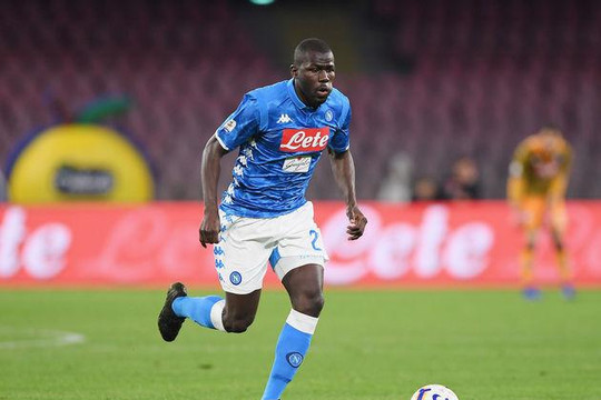 M.U "vung" 90 triệu bảng mua hậu vệ ngôi sao của Napoli