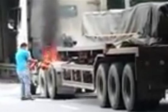 Hà Nội: Xe container bốc cháy dữ dội, cảnh sát giao thông dập tắt kịp thời