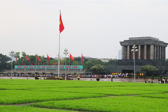 Trên 45 nghìn lượt khách vào Lăng viếng Chủ tịch Hồ Chí Minh dịp lễ 30-4 và 1-5