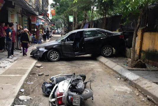 Hà Nội: Nữ tài xế ô tô lùi xe bất cẩn, cán tử vong người đi xe máy