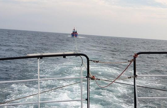Lực lượng hải quân kịp thời cứu 6 ngư dân bị nạn trên biển