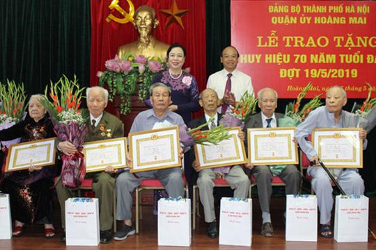 Thường trực Thành ủy trao Huy hiệu 70 năm tuổi Đảng tại quận Hoàng Mai