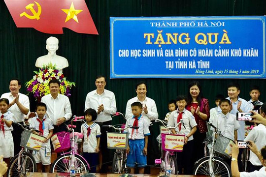 Đoàn công tác TP Hà Nội thăm, tặng quà tại tỉnh Hà Tĩnh