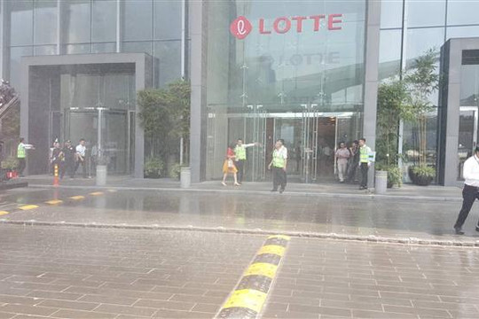 Hà Nội: Cuộc giải cứu 4 người bị thương, mắc kẹt trong đám “cháy” ở toà nhà Lotte