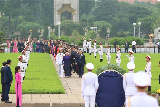 Các vị đại biểu Quốc hội vào Lăng viếng Chủ tịch Hồ Chí Minh