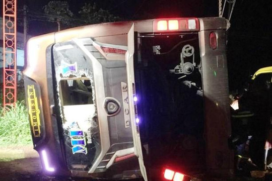 Kinh hoàng xe khách lật trong đêm khiến 19 người thương vong