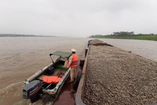 Liên tiếp phát hiện 2 vụ khai thác cát trái phép trên sông Hồng